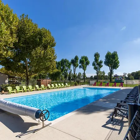 L'oasis Des Dombes Camping 3*